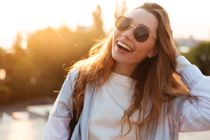 Smiling woman with sunglasses